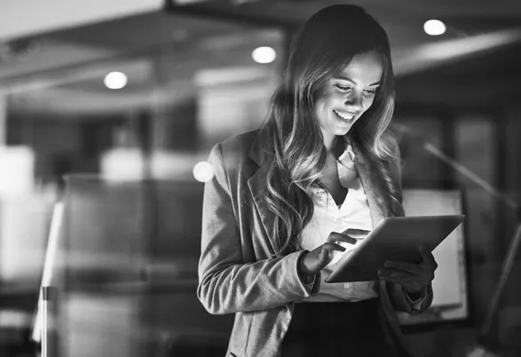 Mulher buscando imóveis no tablet